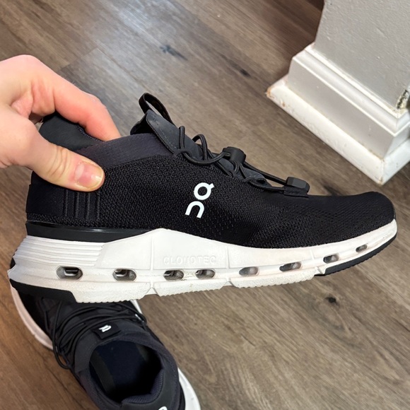 On Running women’s  Athletic Sneakers in Black and White (Wide size 8) - Picture 4 of 6